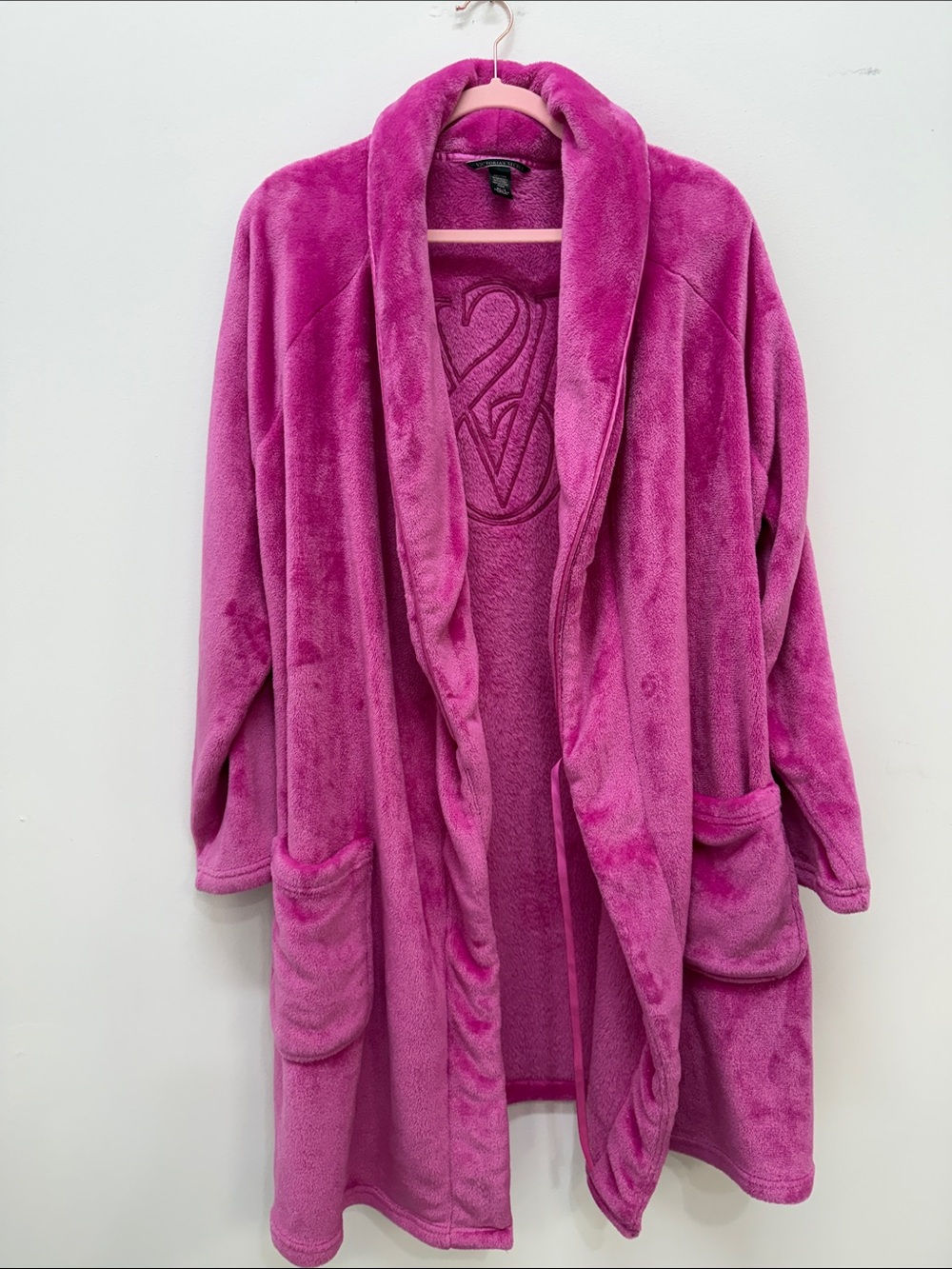 Victoria's Secret Plush Fuchsia Hooded Robe NWOT **No tie**